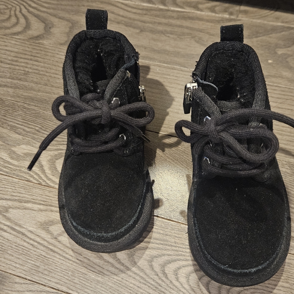 Toddler UGG Neumel II Boots, US Sz 7 Black Zip or Hook & Loop Shoes.